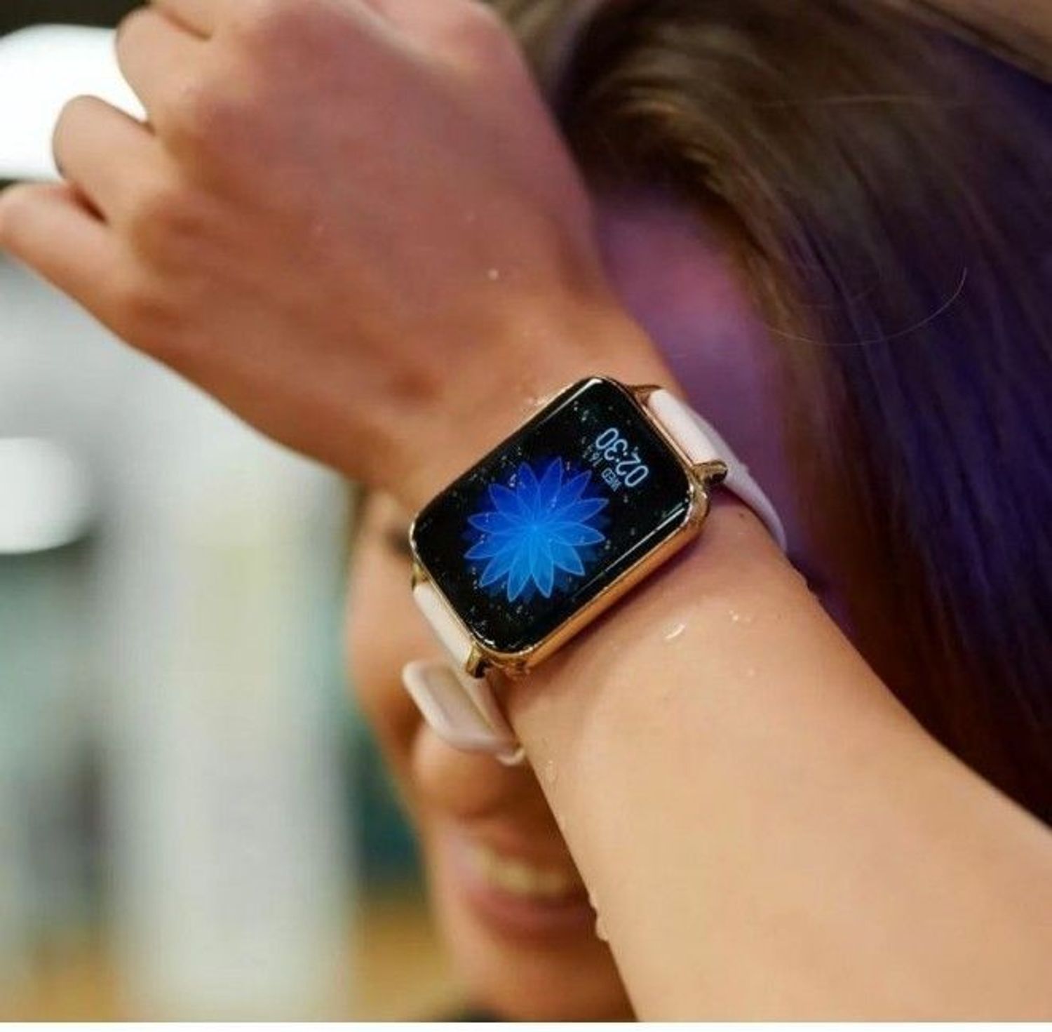 Smartwatch damski Garett BeFit Sport RT srebrny cechuje się modnym, nowoczesnym designem. Połączenie prostokątnej, metalowej koperty w kolorze różowego złota z gumowym paskiem  świetnie wygląda i sprawia, że stylizacja nabie.jpg